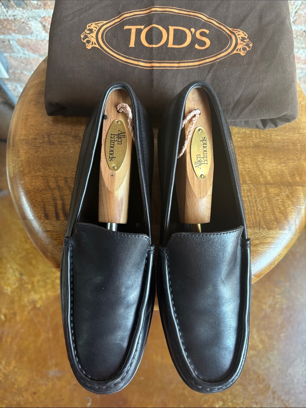 CLASSIC Tod's Black Leather Women’s Slip-On Loafers - Picture 2 of 6